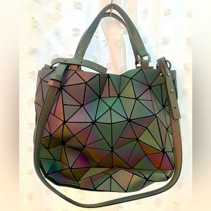 Color shift geometric purse